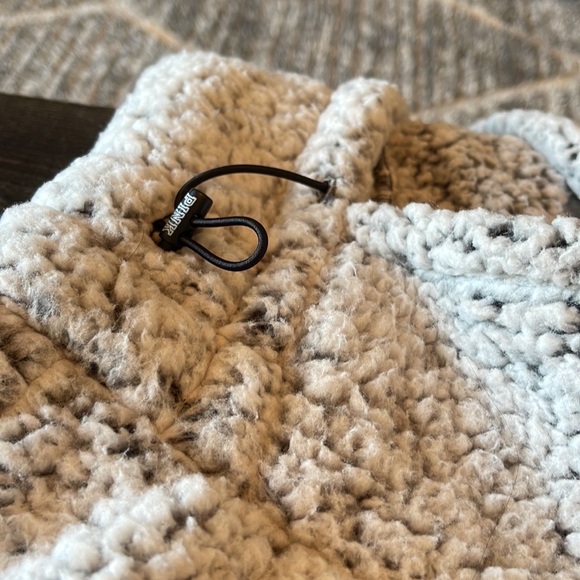 VS Sherpa sweater - Picture 2 of 3